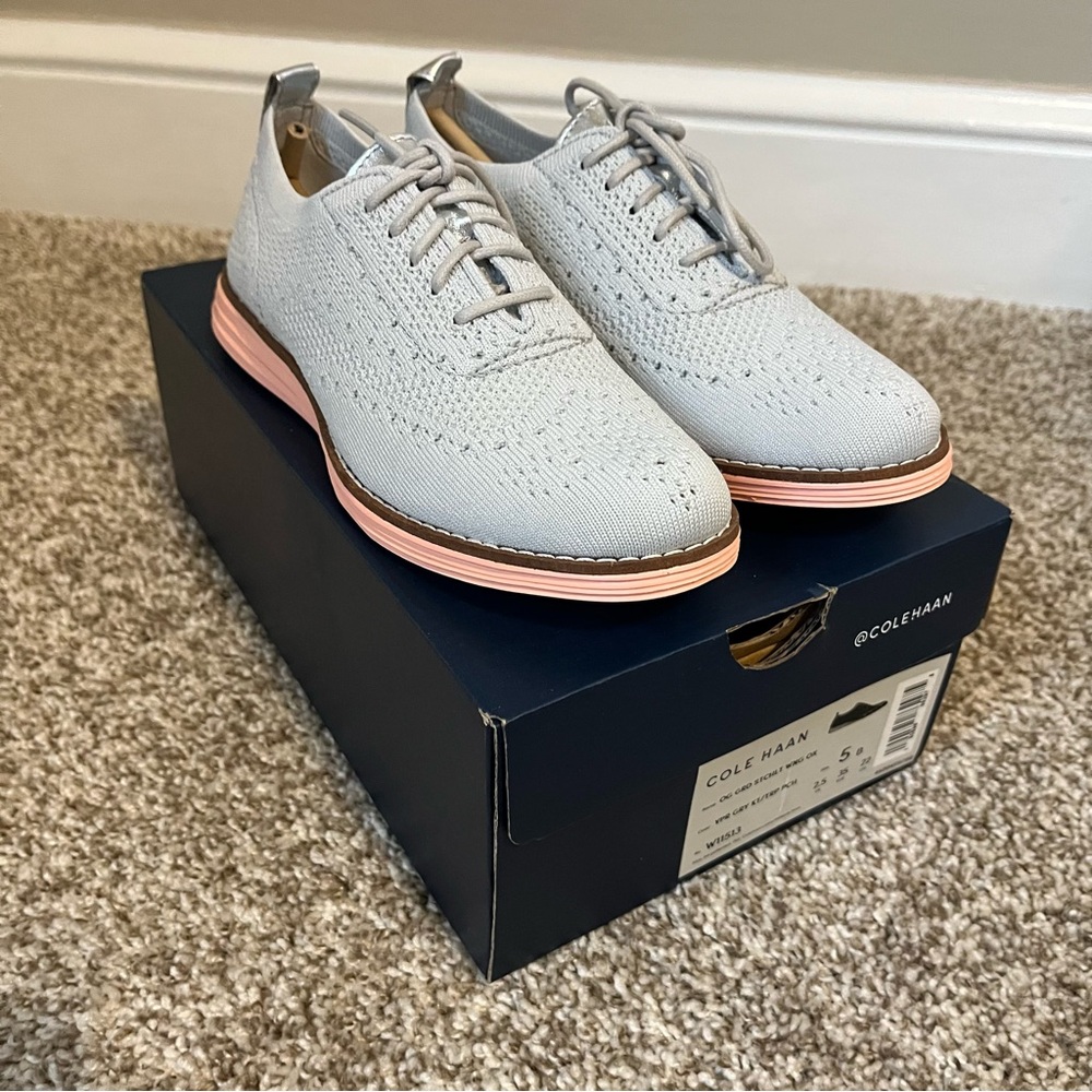 Cole Haan womens Light Gray Knit Oxfords with Pink Sole Size 5